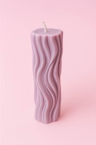 Avec ses courbes ondulantes qui rappellent les vagues, cette bougie incarne le mouvement figé dans la cire. Son design sculptural, à la fois organique et contemporain, capte la lumière avec subtilité et offre une présence artistique à votre décoration.